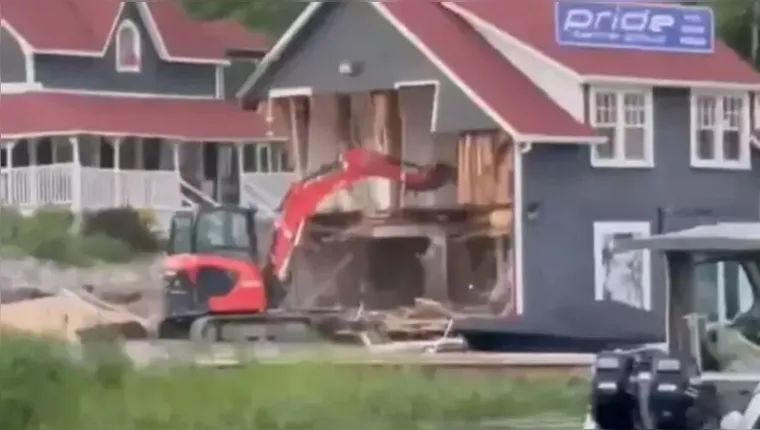 Imagem ilustrativa da notícia Vídeo: operário destrói casas de luxo após ser demitido