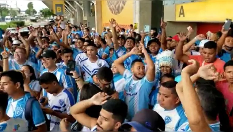 Imagem ilustrativa da notícia Torcida lota aeroporto para apoiar Paysandu rumo a Salvador