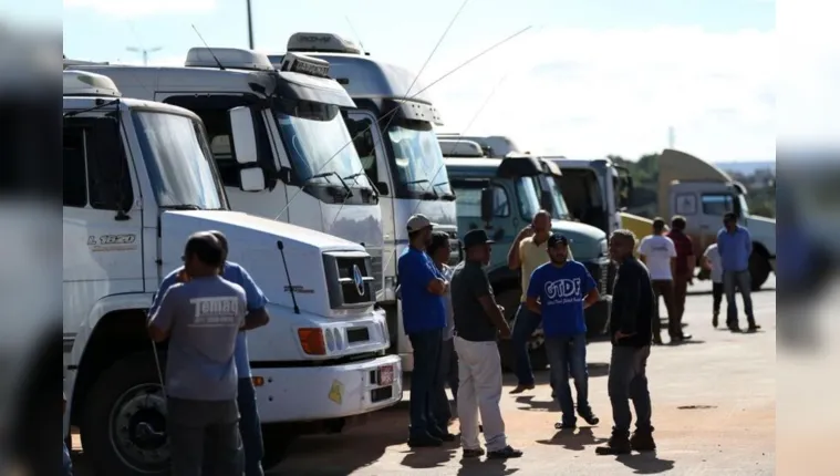 Imagem ilustrativa da notícia Auxílio: caminhoneiros recebem R$ 2 mil a partir desta terça