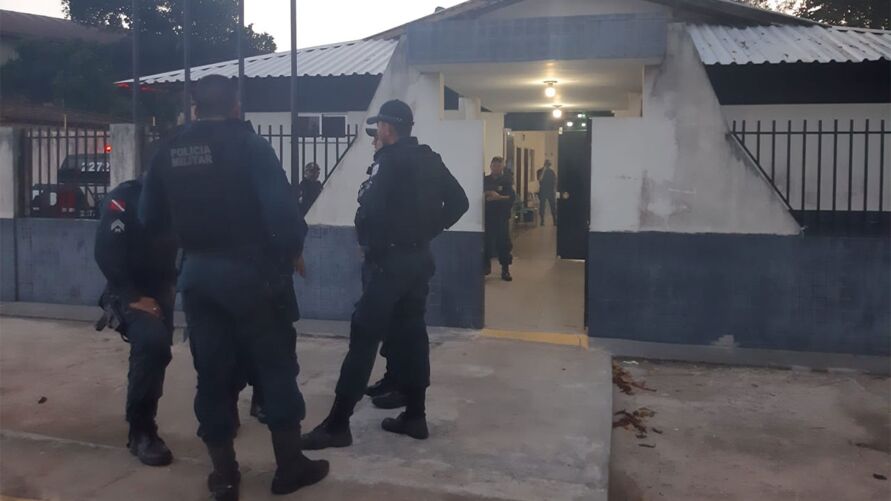 Dois dos criminosos não resistiram e o terceiro está recebendo atendimento médico na Unidade de Saúde do Tapanã.