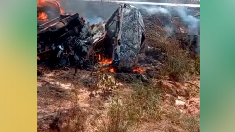 Carreta pegou fogo após o acidente que a tirou da estrada