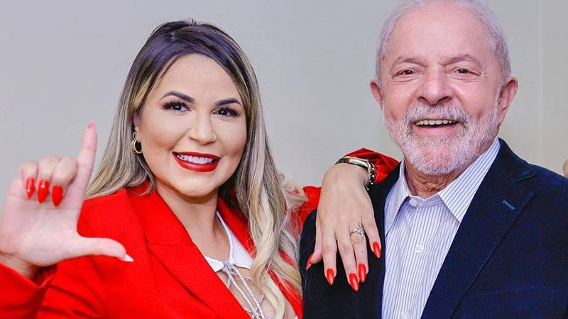 A influenciadora Deolane Bezerra ao lado de Lula, candidato à Presidência pelo PT
