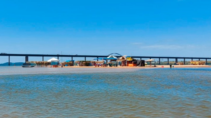 O banco de areia formou uma praia em outro lugar do rio Tocantins próximo a ponte rodoferroviária, considerado perigoso pelos pescadores e barqueiros