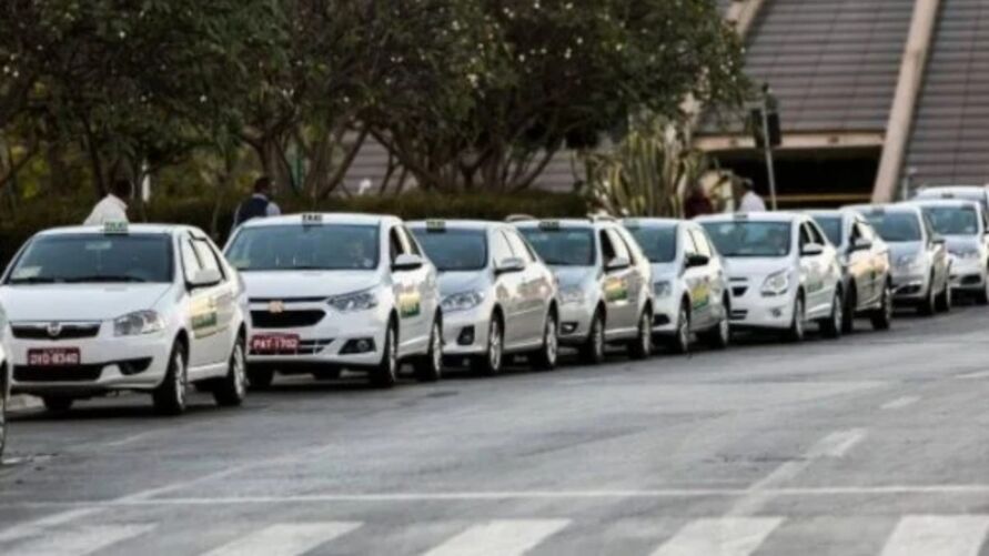 Neste mês, taxistas poderão receber até R$ 2.000 de auxílio