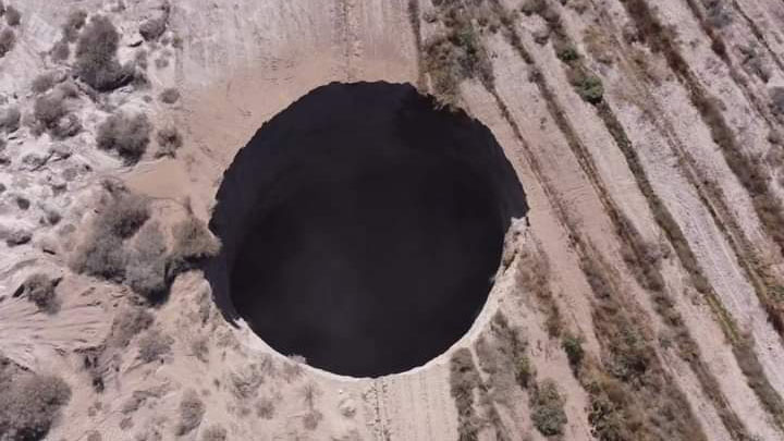 Buraco no meio do deserto tem 32 metros de largura e 64 metros de profundidade.