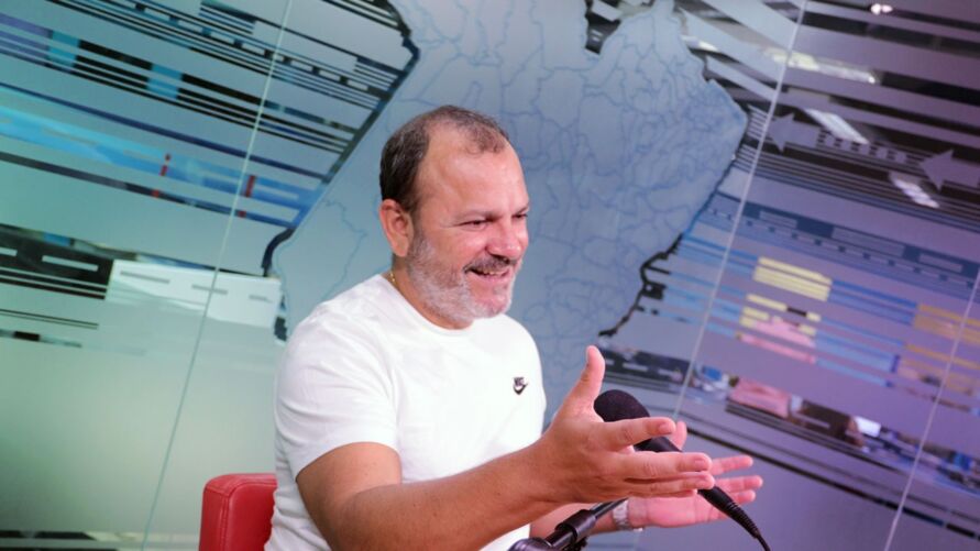 Márcio Ponte em ação durante mais uma gravação do Zoom na Politika nos estúdios da RBA.