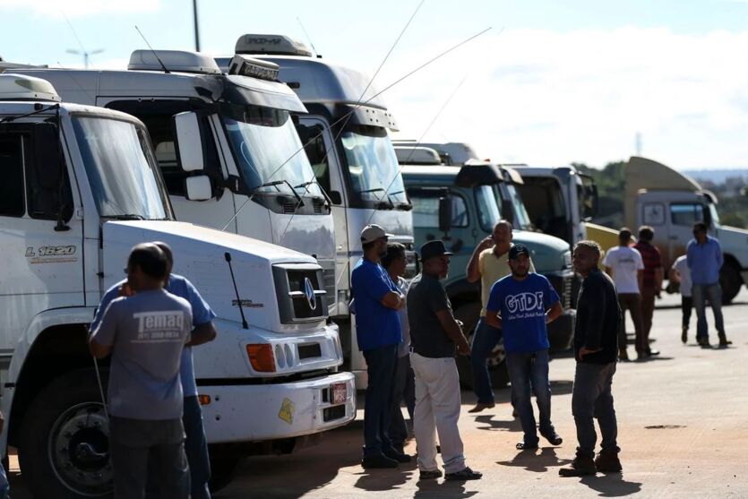 Imagem ilustrativa da notícia: Auxílio: caminhoneiros recebem R$ 2 mil a partir desta terça