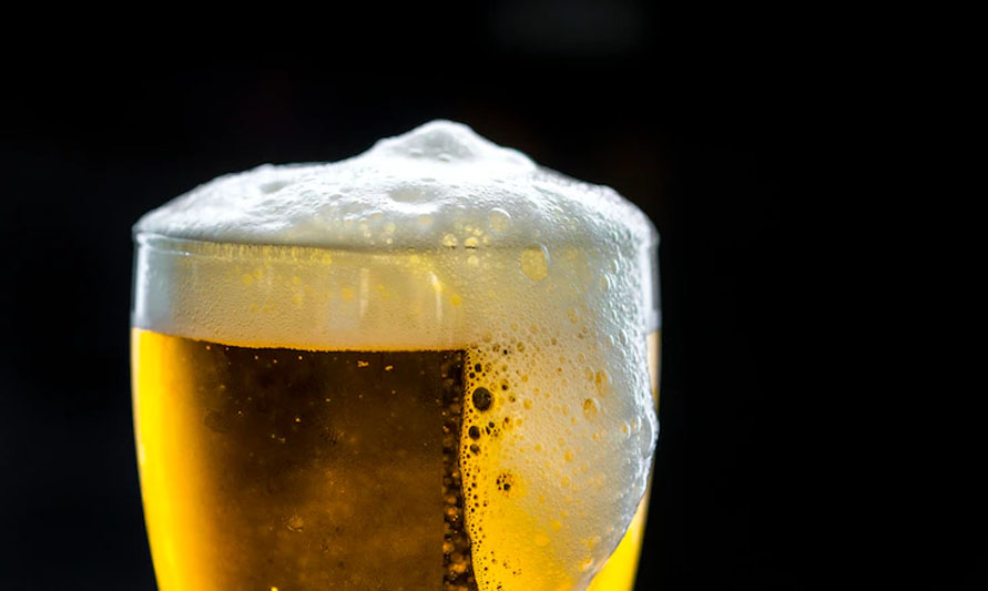 A cerveja é uma bebida de leve teor alcoólico, obtida pela fermentação do amido sacarificado.