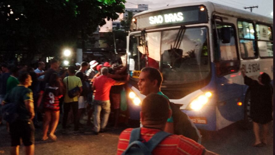 Confusão e tumulto no embarque nos ônibus que fazem a linha Mosqueiro/São Brás