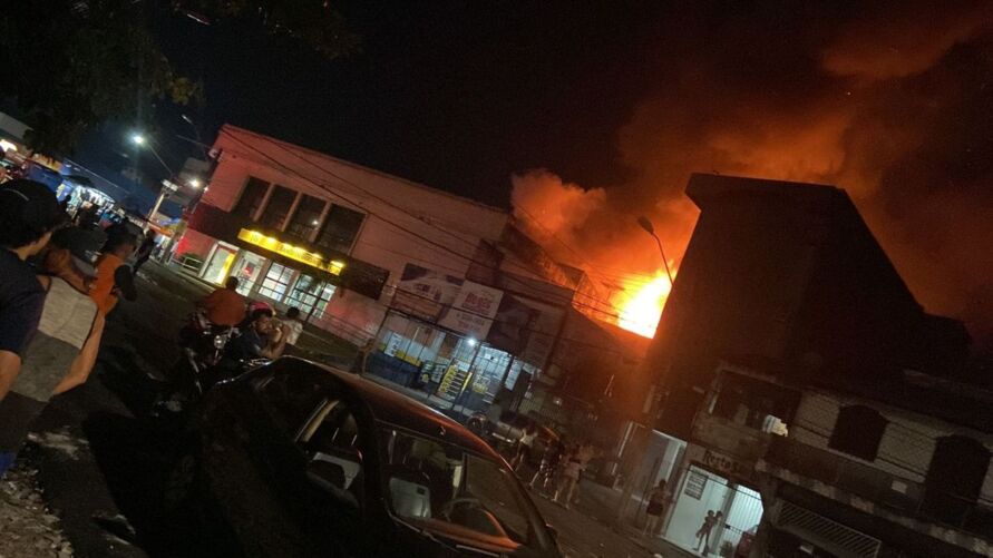 Incêndio aconteceu próximo a uma agência bancária no bairro de São Brás