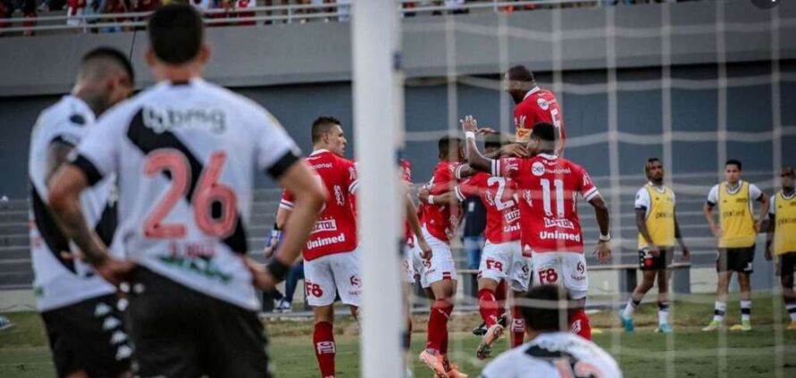 Vascaínos decepcionados olham festa no gol do Vila Nova.