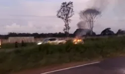 Carro estava tomado pelo fogo no acostamento da BR