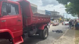 Imagem ilustrativa da notícia Vídeo: homem que andava no meio da rua morre atropelado