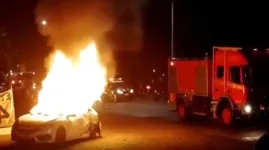 Populares revoltados com a situação atearam fogo no veículo