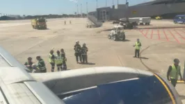 Equipes de segurança do aeroporto foram deslocadas para analisar a asa da aeronave atingida por urubus em plena decolagem