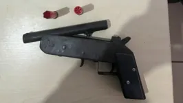 Uma arma de fogo de fabricação artesanal calibre 28, com uma munição deflagrada e outra intacta, foi apreendida
