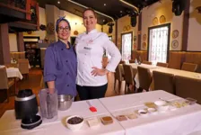 Chef Ângela Sicília e a convidada Glycia Lopes durante gravação do programa especial