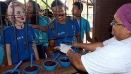 Beatriz Couto virou meme ao participar de foto na cantina da escola