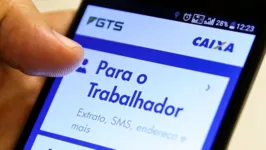 O saque mensal pode ser feito quando o trabalhador se aposenta e continua a trabalhar na mesma empresa