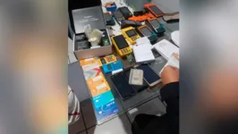 Durante o cumprimento dos mandados, os policiais apreenderam máquinas de cartões, cartões, celulares e chips utilizados para a aplicação dos golpes