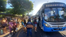 Ponto terminal na Praça Araújo Martins costuma ser movimentado em horários de pico e aos finais de semana.