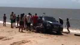 Picape chegou a atolar em cinco pontos diferentes da Praia Grande antes de deixar a faixa de areia