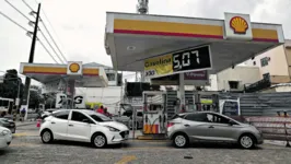 O valor médio da gasolina encontrada nas bombas dos estabelecimentos ficou em R$ 5,13 por litro