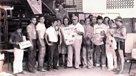 Laércio Barbalho com a primeira edição do jornal e a equipe responsável por botar o impresso nas ruas