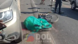 Foi tudo muito rápido e o ciclista não teve como desviar após a carreta enconstar nele