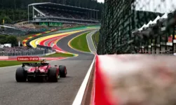 Espanhol Carlos Sainz, da Ferrari, irá largar na primeira posição