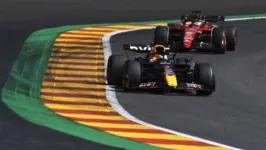 Max Verstappen engoliu Carlos Sainz no circuito de Spa-Francorchamps.