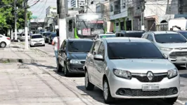 Motoristas invadem calçadas e estacionam carros em locais exclusivamente destinados a pedestres