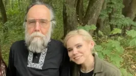 O filósofo russo Aleksandr Dugin e a filha dele, Daria Dugin, morta em atentado: Moscou investiga como crime premeditado.