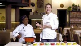 Chef Ângela Sicília em ação com a assistente Lili Frazão durante gravação do programa.