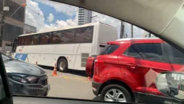 Acidente entre ônibus e veículo de passeio complica o trânsito na Trav. Castelo Branco.