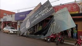 O vento forte derrubou faixadas de estabelecimentos comerciais, que se desprenderam, atingindo motos estacionadas no local