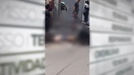 Vítima foi atingida pelo poste de concreto no exato momento em que passava de moto