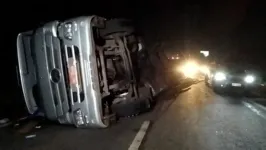 Caminhão com madeira tombou na pista