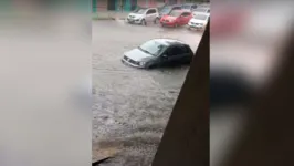 Carros chegaram a ficar submersos