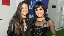 Juliette não perdeu a chance de tietar Demi Lovato nos bastidores do festival.