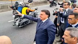 Bolsonaro ficou cerca de uma hora acenando para apoiadores, às margens da Via Dutra.