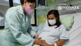 Paciente recebe acolhimento de doula voluntária no Hospital Materno-Infantil de Barcarena.