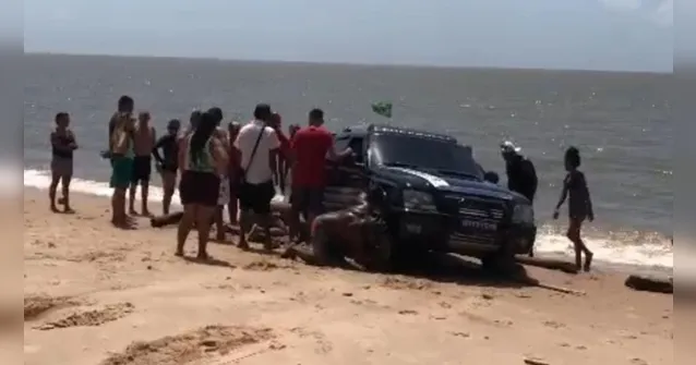 Imagem ilustrativa da notícia Veja o vídeo: picape atola na Praia Grande, em Mosqueiro