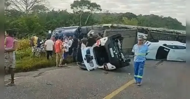Imagem ilustrativa da notícia Carreta-cegonha tomba e interdita rodovia no Pará