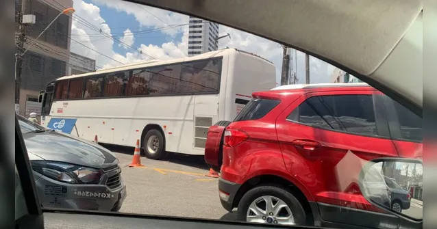 Imagem ilustrativa da notícia Acidente entre carro e ônibus trava trânsito em Belém