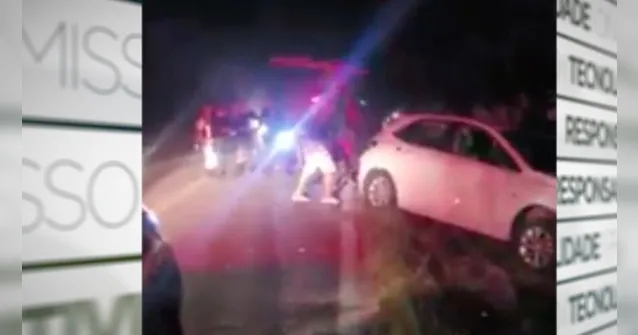 Imagem ilustrativa da notícia Vídeo: população destrói carro após colisão fatal no Pará