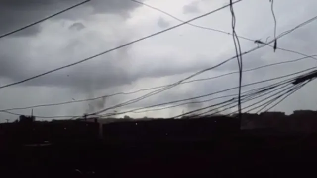 Imagem ilustrativa da notícia Vídeo: temporal e ventos fortes causam estragos em Belém