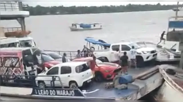 Imagem ilustrativa da notícia Balsa desgovernada que saiu de Belém destrói barcos no Amapá