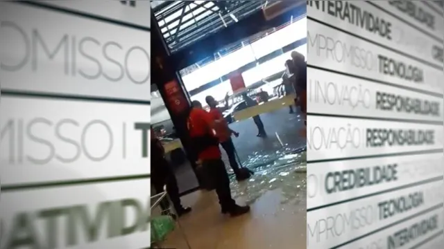Imagem ilustrativa da notícia Vídeo: carro invade Supermercado Econômico e quebra vidraça