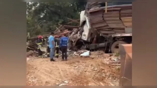 Imagem ilustrativa da notícia Idosa morre após ter casa invadida por carreta no Pará